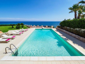 Exclusive villa with private swimming pool that enjoys a splendid seafront view
